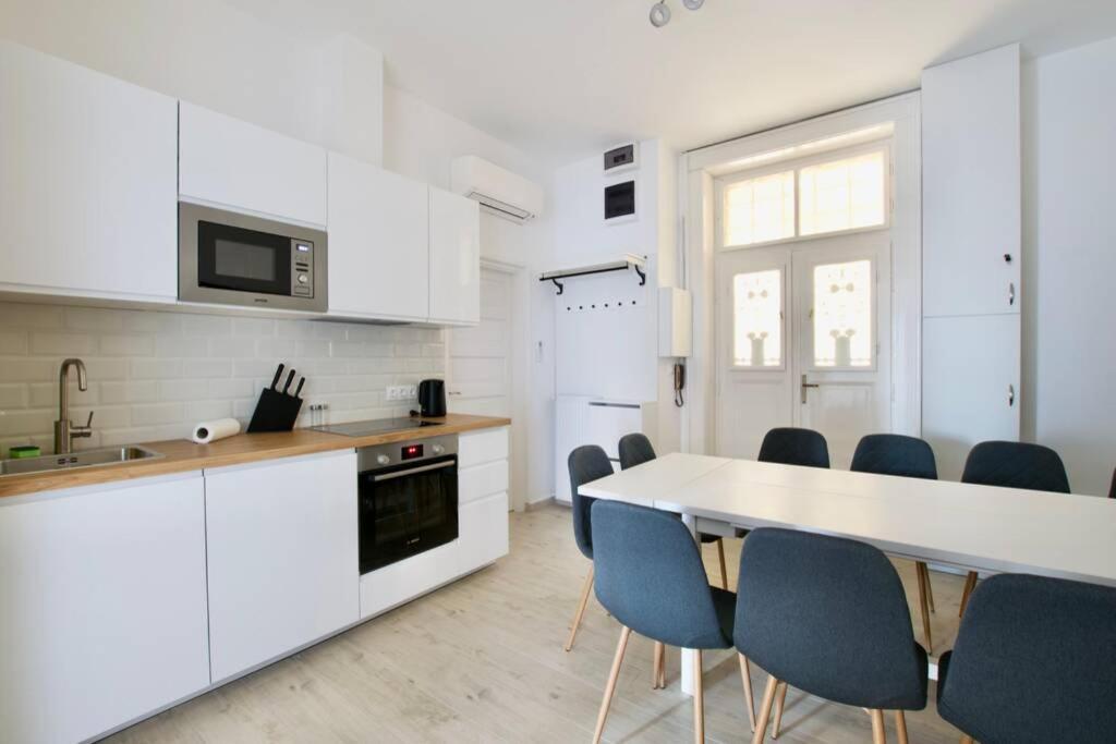 Premium Apartment By Hi5 - Astoria 4 Bedroom Budapesta Exterior foto