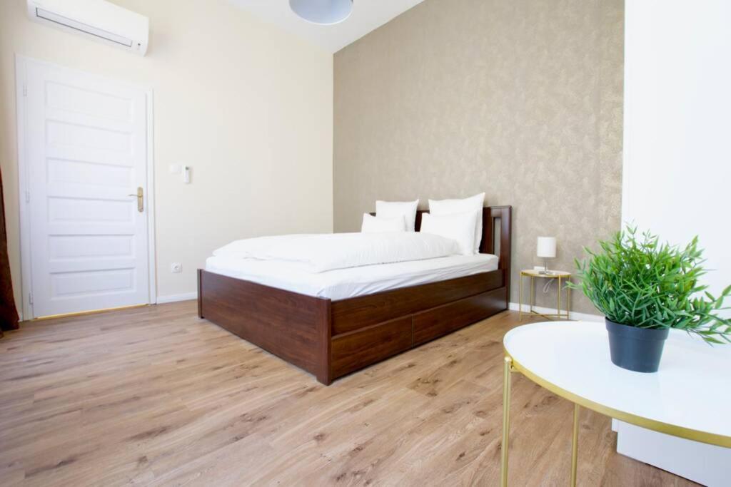 Premium Apartment By Hi5 - Astoria 4 Bedroom Budapesta Exterior foto