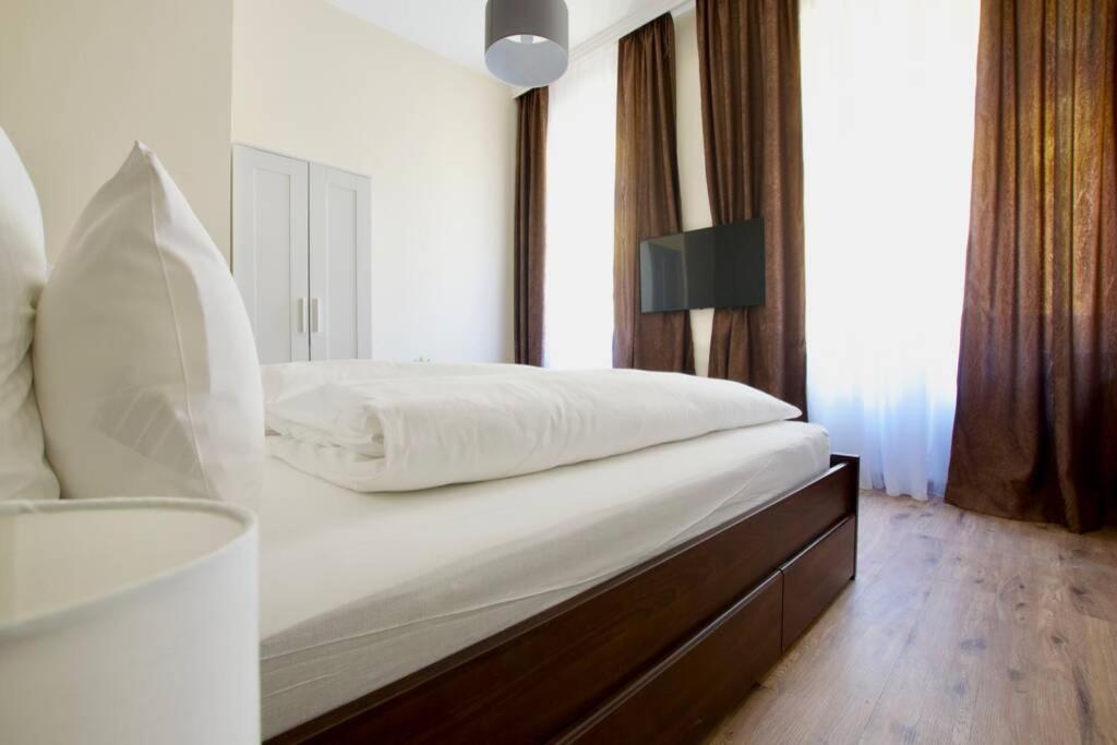 Premium Apartment By Hi5 - Astoria 4 Bedroom Budapesta Exterior foto