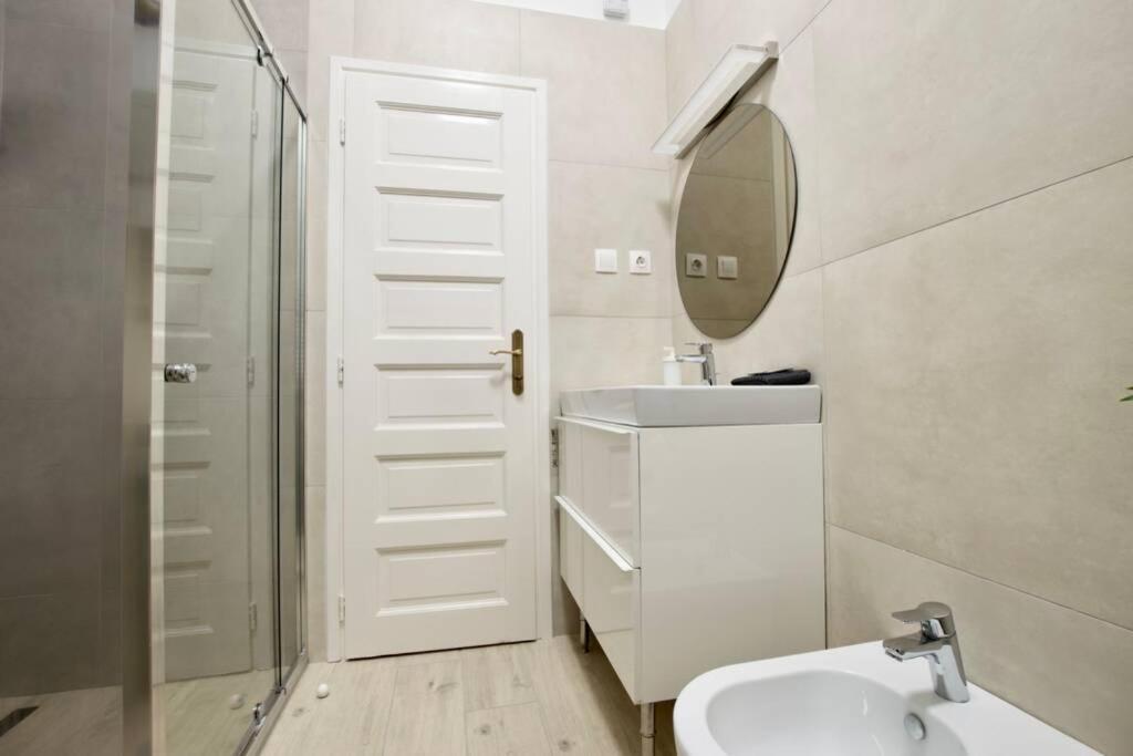 Premium Apartment By Hi5 - Astoria 4 Bedroom Budapesta Exterior foto