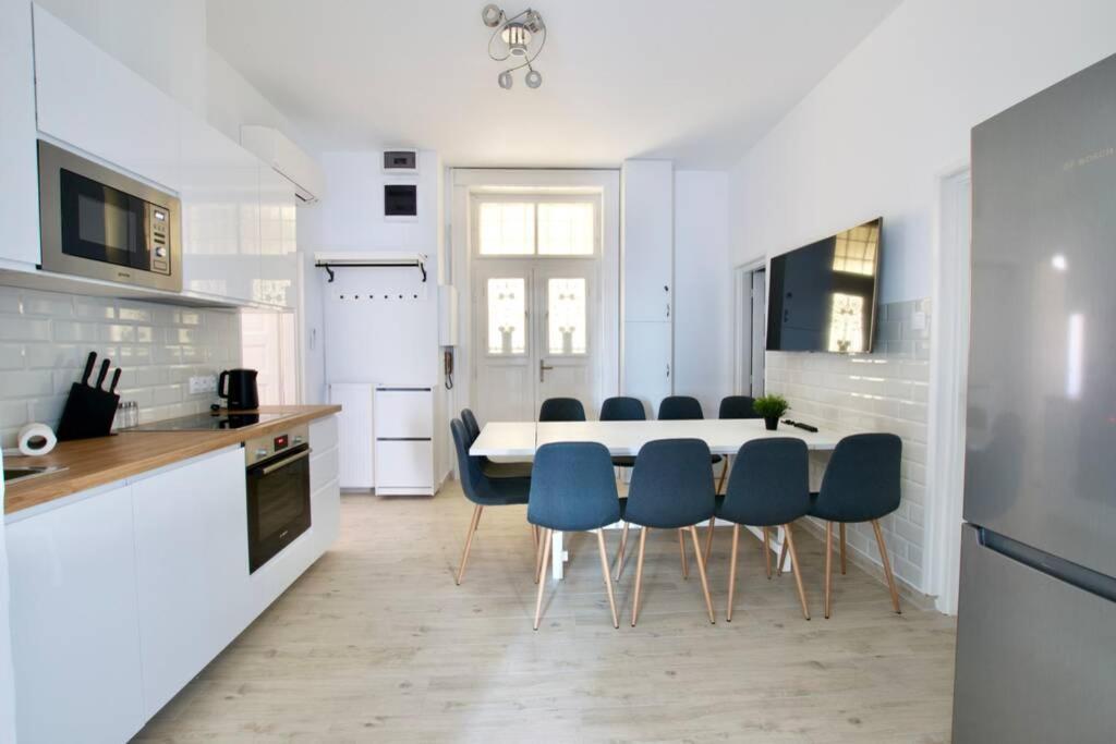 Premium Apartment By Hi5 - Astoria 4 Bedroom Budapesta Exterior foto